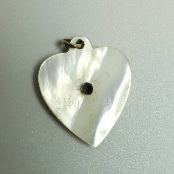 Vintage T Heart Shape Charm Mother Of Pearl Black Enamel Initial Letter Monogram - Picture 2 of 5